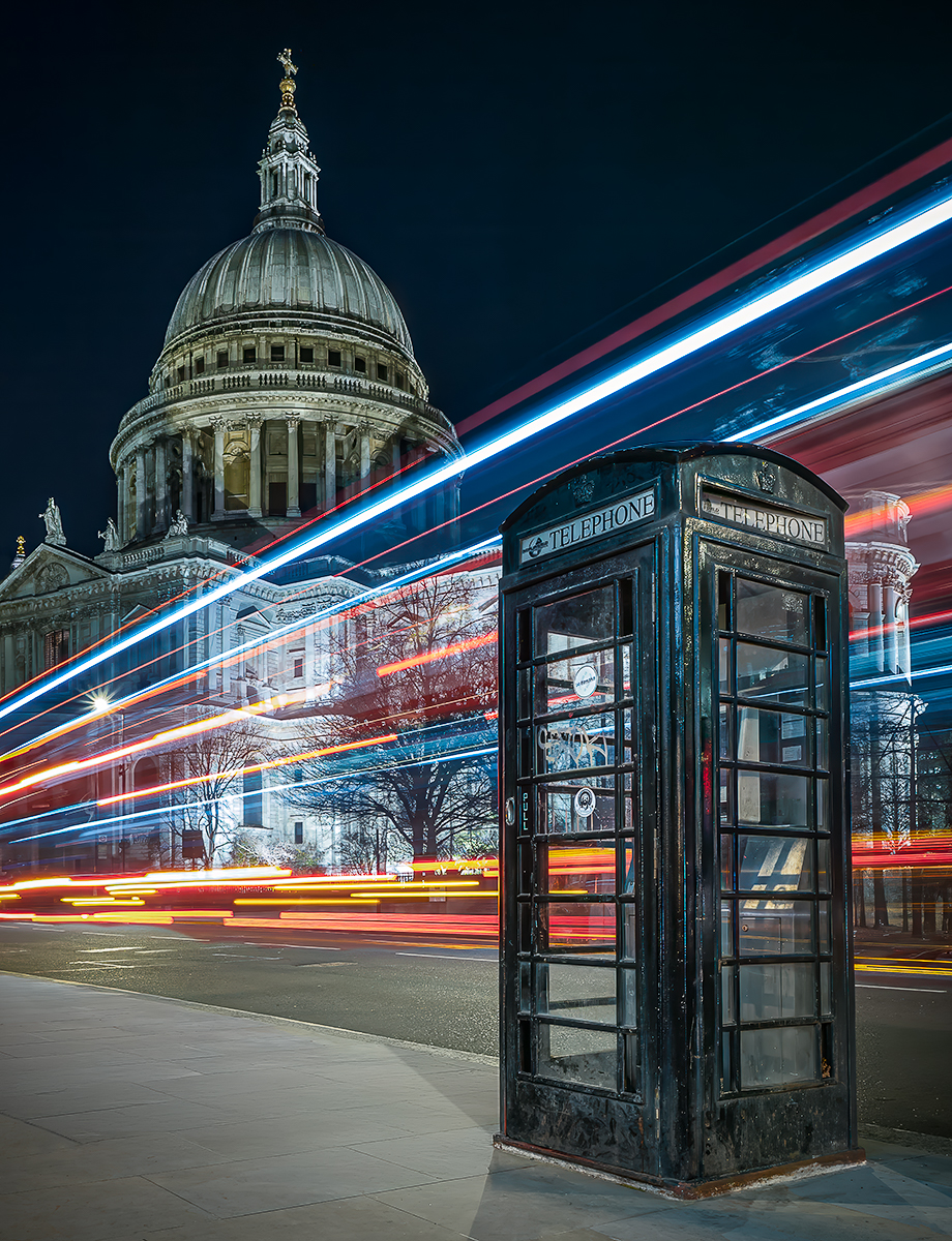 SUPERMAN OVERSHOOTS LONDON CHANGING ROOM